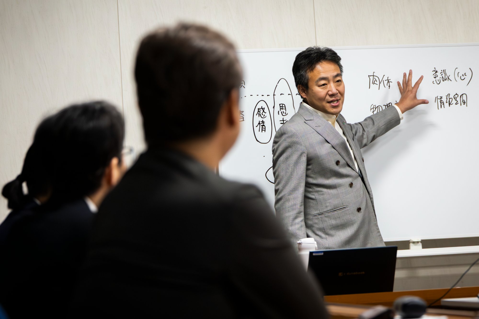 経営塾の講義風景 ── ホワイトボードを使った対話